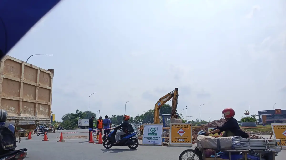 Bundaran Basecamp ditutup akibat penurunan bekas timbunan pekerjaan pipa, Jumat (28/8). F.Jamaluddin Lobang/Batam Pos