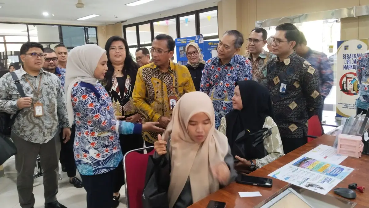 Direktur Utama BPJS Kesehatan RI Mayjen TNI (Purn.) Dr. dr. Prihati Pujowaskito mengecek pelayanan peserta Jaminan Kesehatan Nasional (JKN) di Rumah Sakit Badan Pengusahaan (RSBP) Batam, Jumat (28/8). F.Rengga/Batam Pos