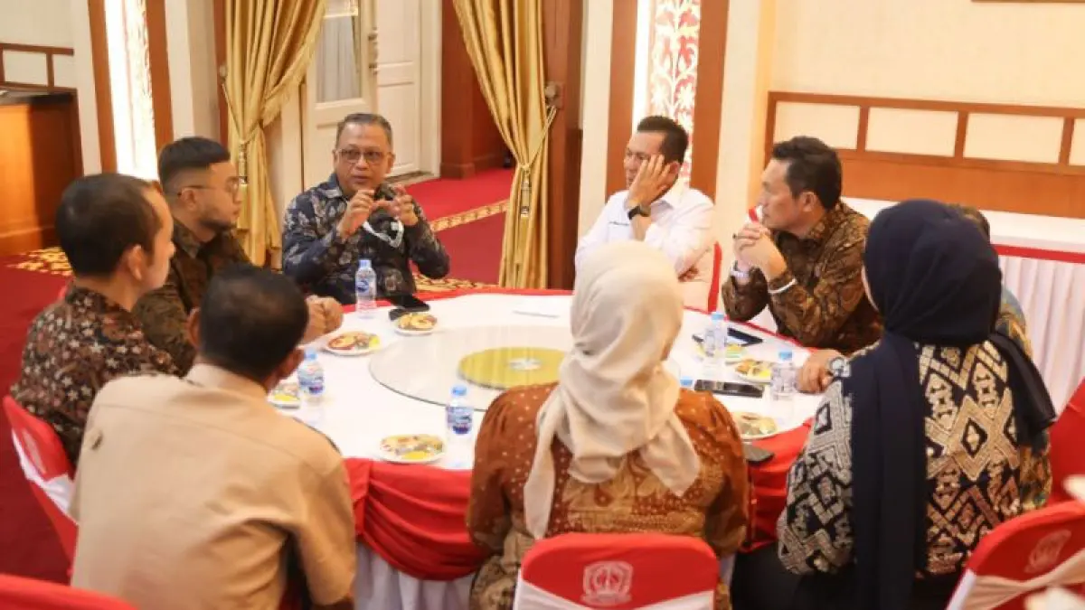 Gubernur Kepri Ansar Ahmad (kemeja putih) berdiskusi dengan PLN Icon Plus dan jajaran di Gedung Daerah, Kota Tanjungpinang, Kamis (27/8/2026). F -Diskominfo Kepri