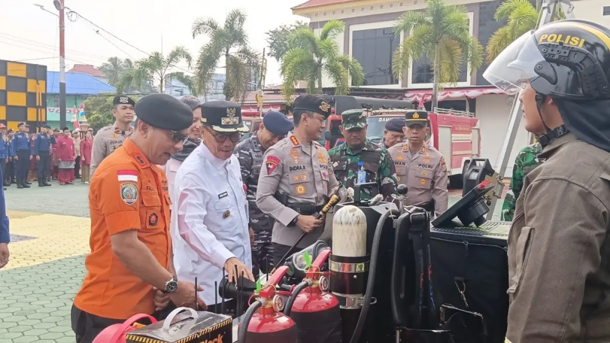 Instansi terlibat saat mengecek peralatan untuk mencegah dan mengatasi kebakaran hutan dan lahan di Tanjungpinang, Jumat (28/8). F. Mohamad Ismail/Batam Pos