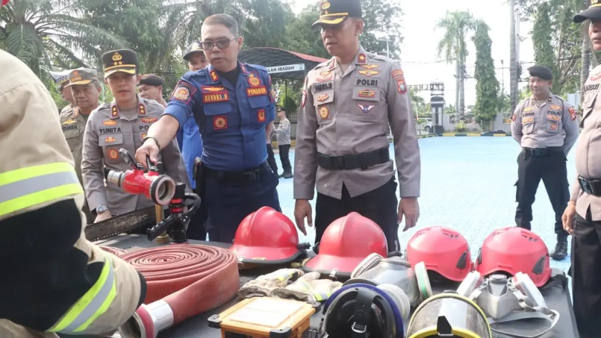 Kapolres Karimun, AKBP Yunita Stevani melihat kesiapan peralatan untuk penanganan Karhutla. Foto: Istimewa 
