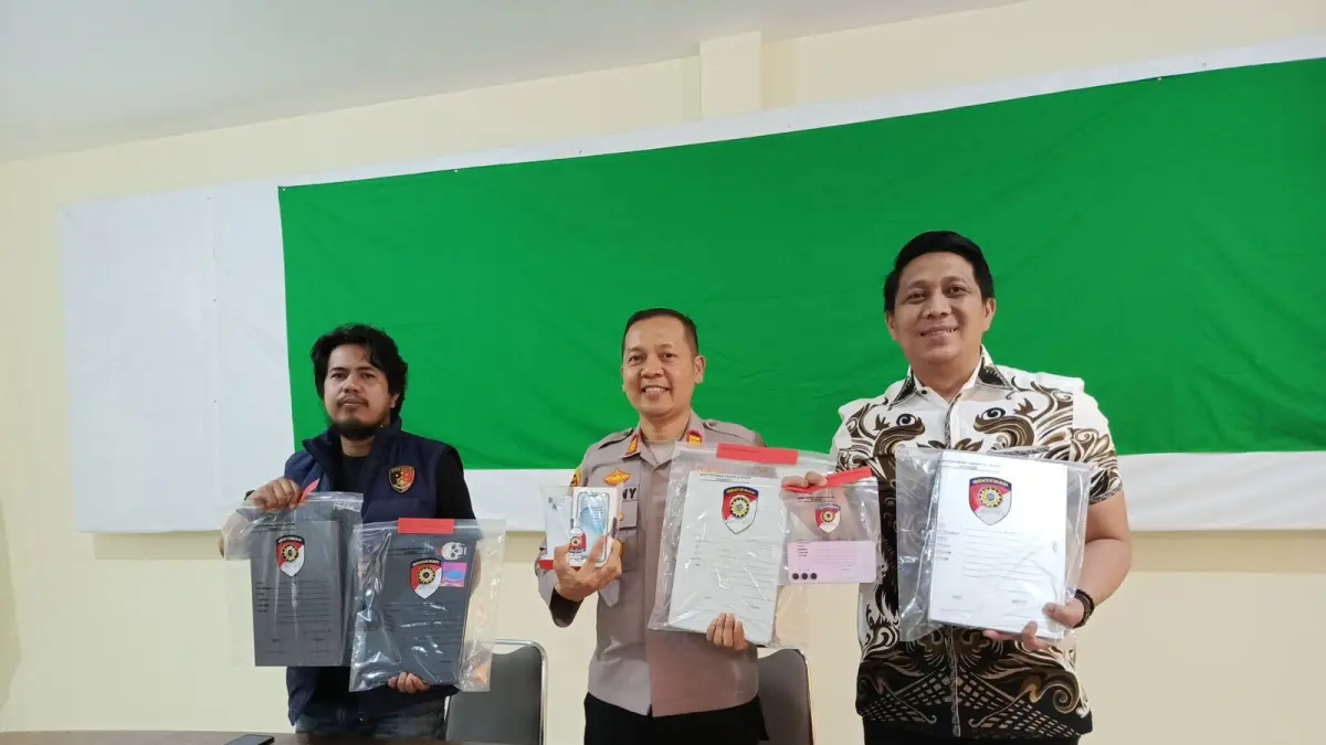 Kapolsek Batam Kota AKP Beny Syahrizal, Kanit Reskrim, Iptu Rahmat Susanto menunjukkan barang bukti hasil kejahatan eks pelaku love scamming Kamboja. F.ist