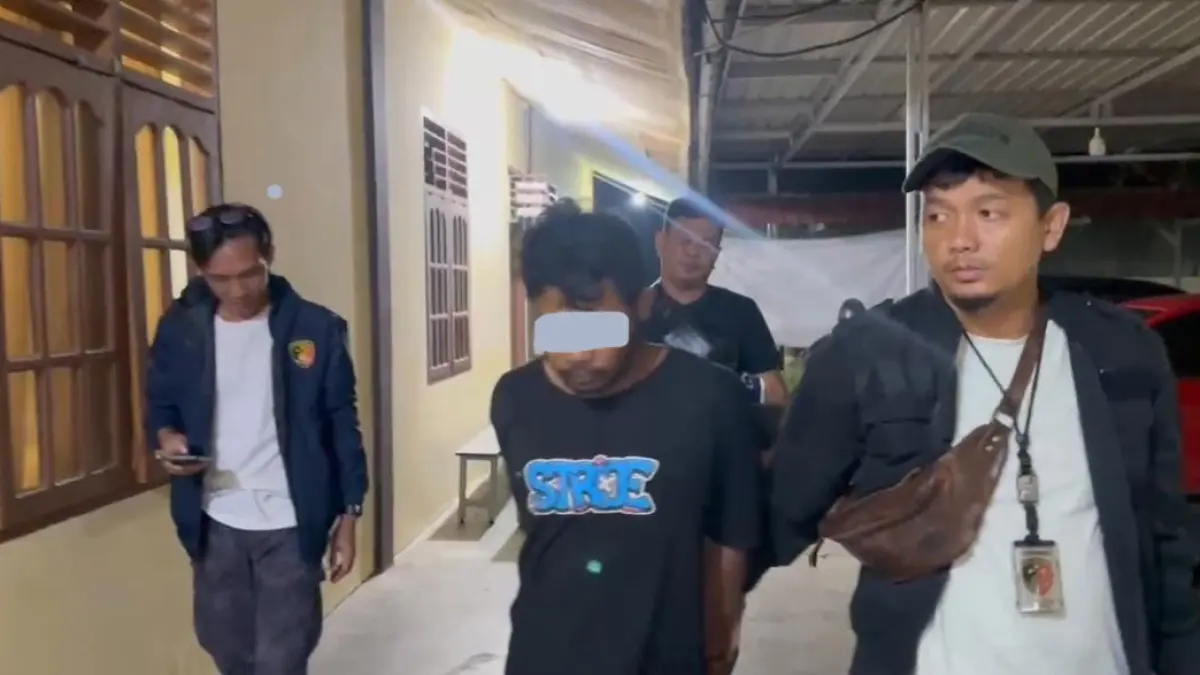 Pelaku pencurian peralatan sound system di dua masjid di Tanjunguban, Kecamatan Bintan Utara digiring ke Polsek Bintan Utara. F.Kiriman Wisuda Meitari untuk Batam Pos.