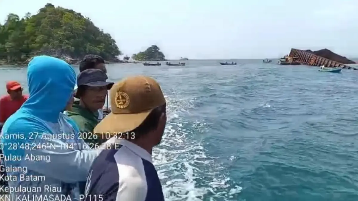 Petugas KN Kalimasada bersama warga setempat melakukan pengawasan di lokasi tongkang yang mengalami kemiringan dan dikandaskan di Perairan Pulau Dedap, Kepri. F.Kiriman Pangkalan PLP Tanjung Uban untuk Batam Pos.