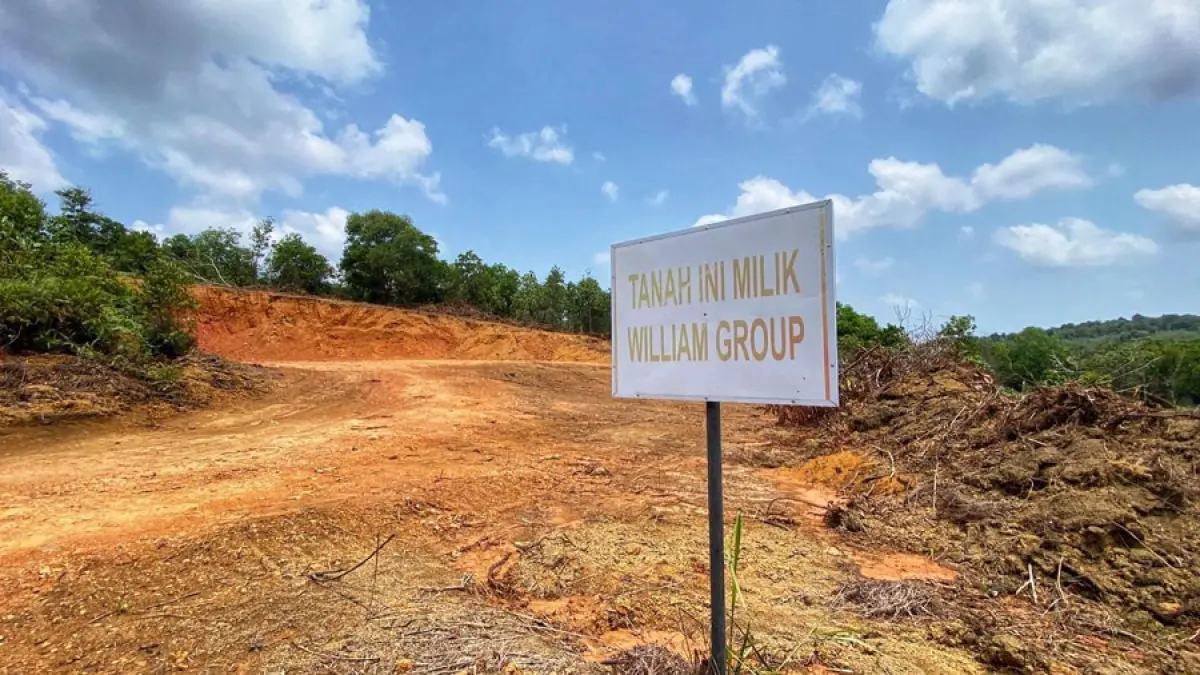 Plang bertuliskan "William Group" yang terpasang di lokasi aktivitas penimbunan di kawasan hutan lindung Sei Jago di Kampung Sungai Jeram, Desa Lancang Kuning, Kecamatan Bintan Utara. F.Slamet Nofasusanto/Batam Pos.