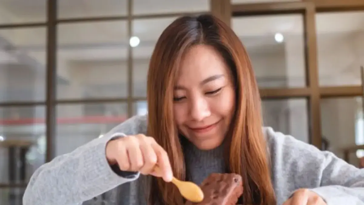 Seseorang yang memakan cokelat untuk mengatasi depresi / foto: Magnific/farknot