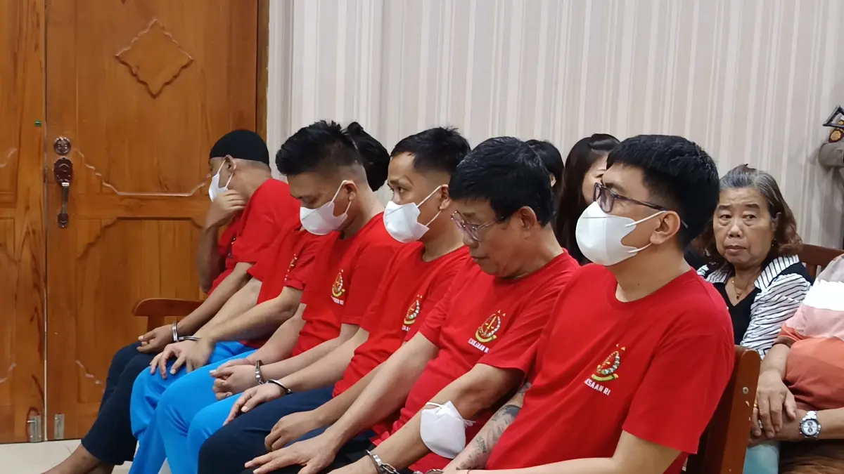 Terdakwa ledakan MT Federal II mendengarkan putusan hakim dalam sidang di Pengadilan Negeri Batam, Kamis (27/8) malam. F.Jamaluddin Lobang/Batam Pos