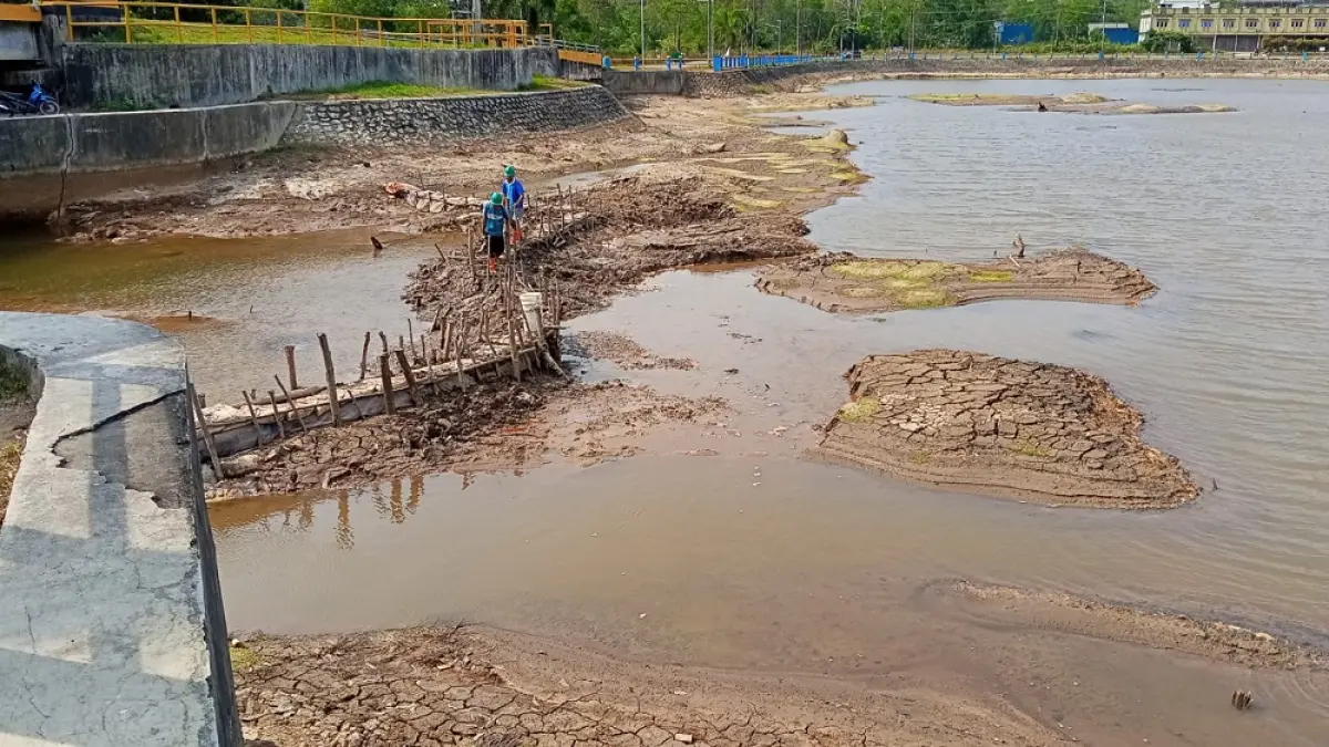 Waduk Gesek Bintan mengering saat dilanda kekeringan pada Maret 2026 lalu. F. Mohamad Ismail/Batam Pos