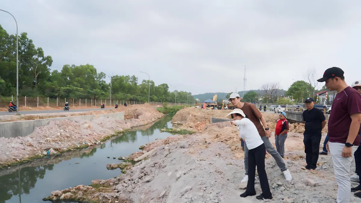 Wakil Kepala BP Batam merangkap Wakil Wali Kota Batam Li Claudia Chandra menunjuk lokasi penanganan drainase di Jalan S. Parman, Tanjungpiayu, Kecamatan Sungai Beduk, didampingi Deputi Bidang Infrastruktur BP Batam Mouris Limanto. F: BP Batam