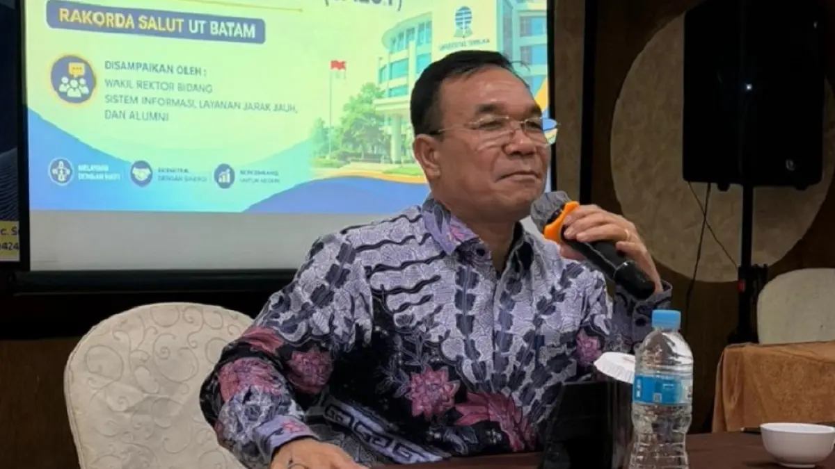 Wakil Rektor UT Bidang Sistem Informasi, Layanan Jarak Jauh, dan Alumni, Prof. Dr. Paken Pandiangan, S.Si., M.Si. Foto: Istimewa