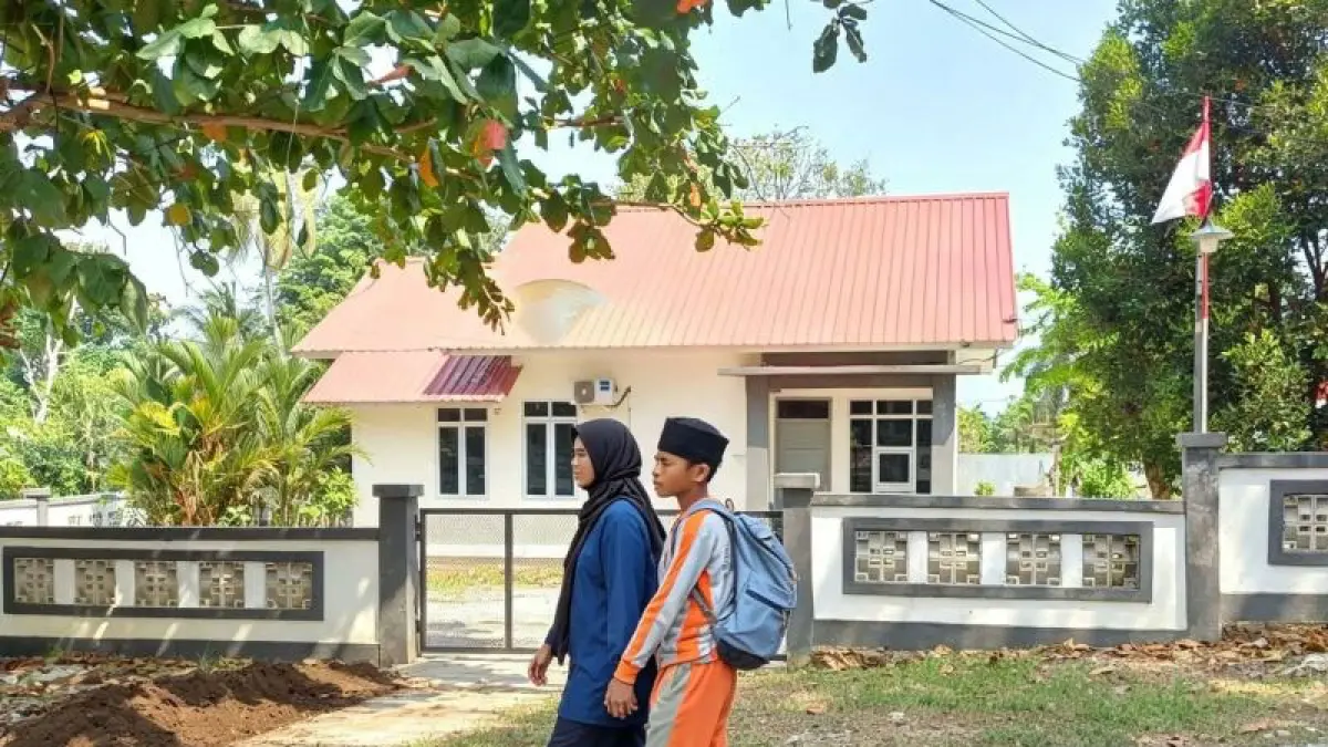 Warga melintas di depan rumah dinas ASN Rumah Detensi Imigrasi (Rudenim) Kota Tanjungpinang, Kepri, Kamis (27/8/2026). ANTARA/Ogen