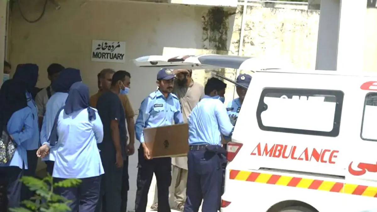 Petugas kepolisian memindahkan peti jenazah seorang anak ke dalam ambulans setelah terjadi kebakaran di bangsal Kesehatan Ibu dan Anak (MCH) di Rumah Sakit Pakistan Institute of Medical Sciences (PIMS) di Islamabad. Foto: ANTARA/Muhammad Reza – Anadolu Agency /pri.
