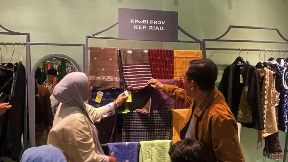 Beberapa pelanggan sedang melihat kain tenun dan wastra khas Kepulauan Riau (Kepri) pada acara KKI yang diselenggarakan oleh Bank Indonesia di JICC. (ANTARA/HO-BI Kepri) 