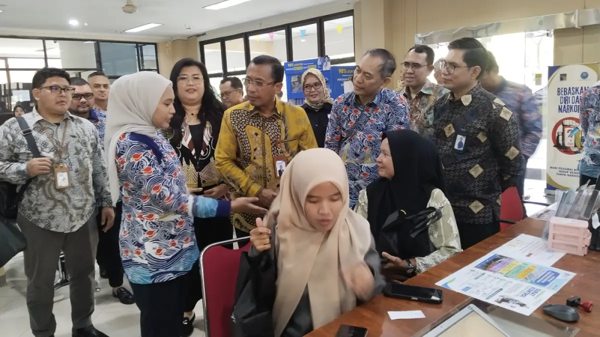 Direktur Utama BPJS Kesehatan, Prihati Pujowaskito (batik kuning) berbincang dengan pasien peserta JKN saat kunjungan ke Rumah Sakit Badan Pengusahaan (RSBP) Batam, Kepri, Jumat (28/8/2026). Foto: Rengga Yuliandra/Batam Pos