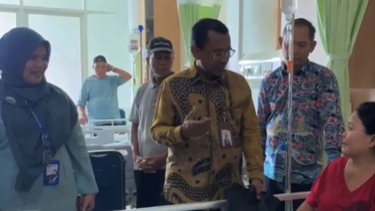 Direktur Utama BPJS Kesehatan Prihati Pujowaskito (tengah) berbincang dengan pasien peserta JKN saat kunjungan ke Rumah Sakit Badan Pengusahaan (RSBP) Batam, Kepri, Jumat (28/8/2026). ANTARA/Jessica 