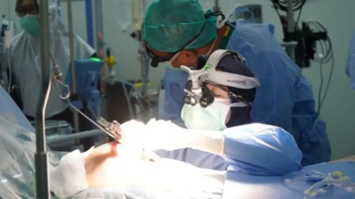 Dokter Widya Trianita Suwatri, Sp.BTKV (K) melakukan pembukaan akses Operasi Bypass dengan metode MICS di Heartology Cardiovascular Hospital. Foto: Istimewa