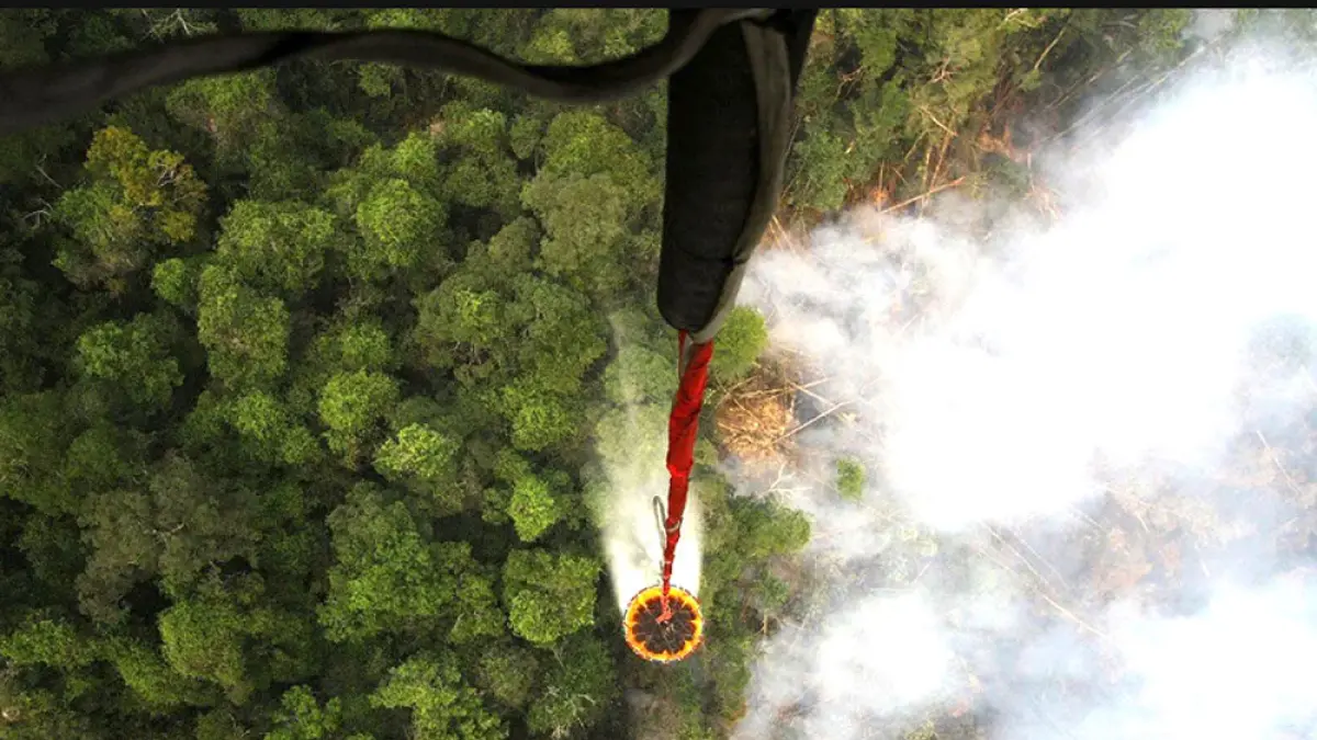 Ilustrasi – Helikopter melakukan ”water bombing” pada kebakaran hutan di Kalimantan Tengah. Foto: ANTARA FOTO/Bayu Pratama S