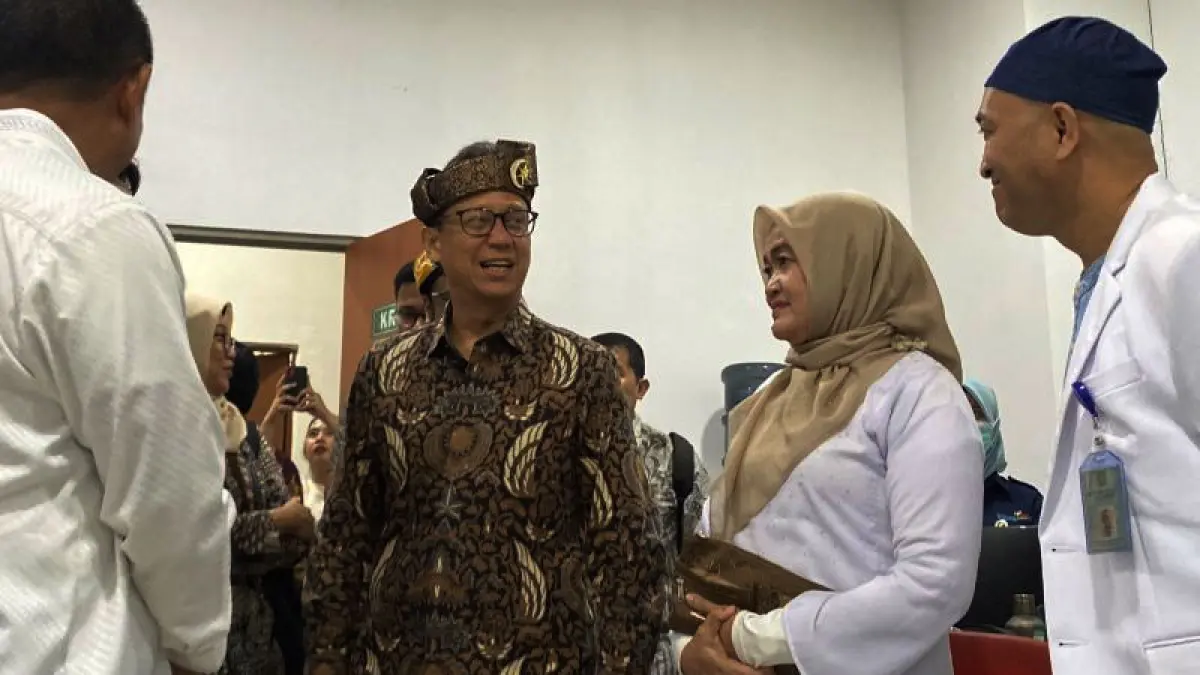 Menteri Kesehatan Budi Gunadi Sadikin (kedua kiri) saat meninjau fasilitas di RSUD Embung Fatimah di Batam, Kepri, Jumat (28/8/2026). ANTARA/Amandine Nadja