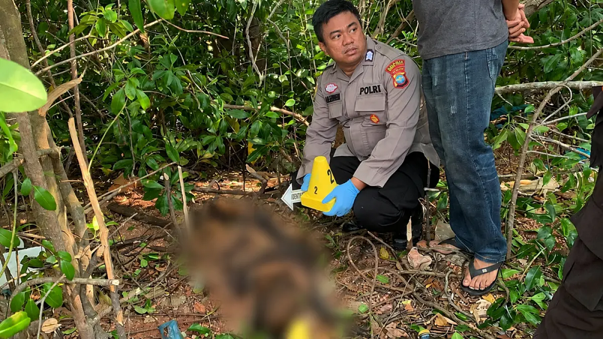 Petugas kepolisian melakukan identifikasi jasad pria yang ditemukan hampir tinggal kerangka di kawasan pesisir Jalan Haji Ungar, Tanjungpinang, Sabtu (29/8). F. Polsek Bukit Bestari untuk Batam Pos