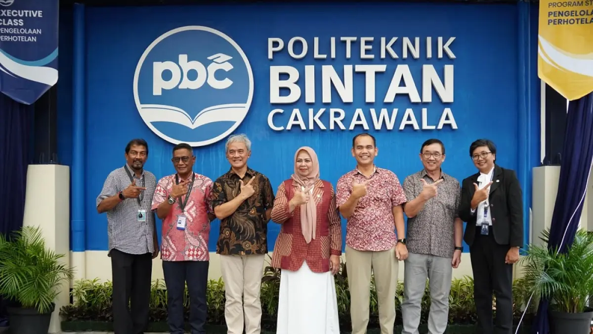 Ketua Yayasan Bintan Resorts, Ir. Aditya Laksamana (tiga kiri) dan Direktur Politeknik Bintan Cakrawala, Dr. Emilia Ayu Dewi Karuniawati, M. Par (paling kanan) bersama Ketua Dekranasda Provinsi Kepulauan Riau, Dra. Hj. Dewi Kumalasari, M.Pd. dan petinggi Bintan Resorts Cakrawala usai memperkenalkan logo baru Politeknik Bintan Cakrawala melalui gelaran Open House & CRAFT Competition 2026 pada Kamis (27/8/2026). Foto: Politeknik Bintan Cakrawala untuk Batam Pos