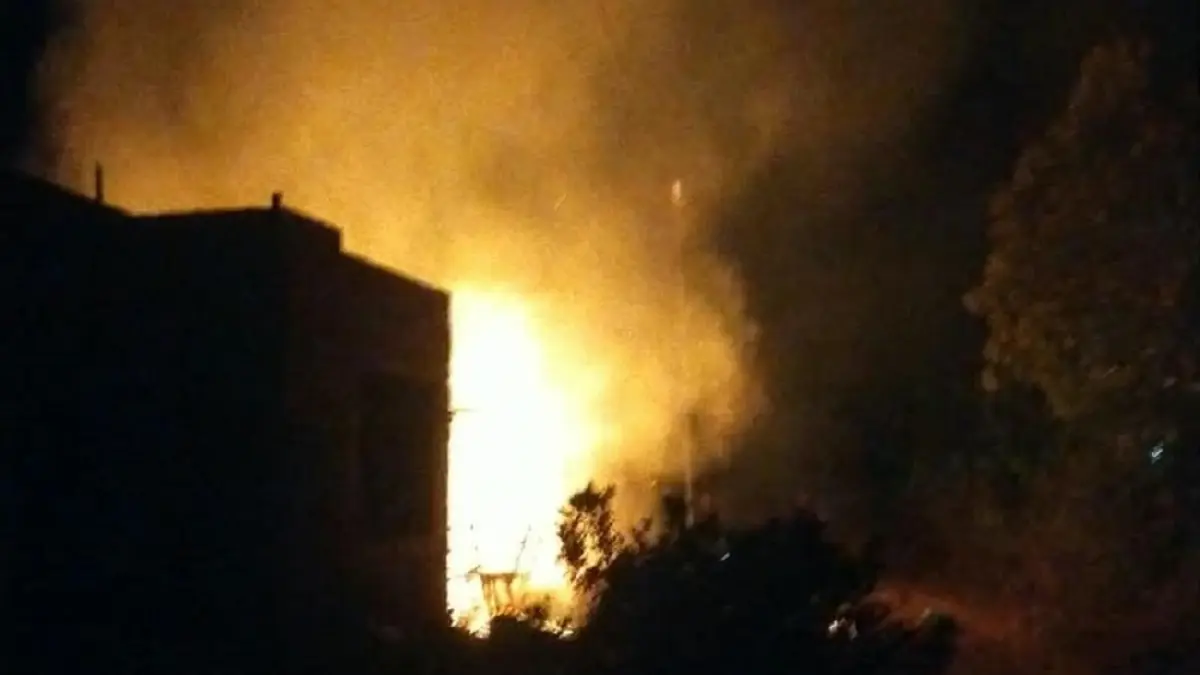Rumah semi permanen di eks lahan Antam Sei Enam Bintan Timur ludes terbakar Timur pada Sabtu (29/8/2026) sekitar pukul 18.40 WIB. Damkar menduga api berasal dari kebakaran lahan yang merembet. Foto: Kiriman Nurwendi untuk Batam Pos