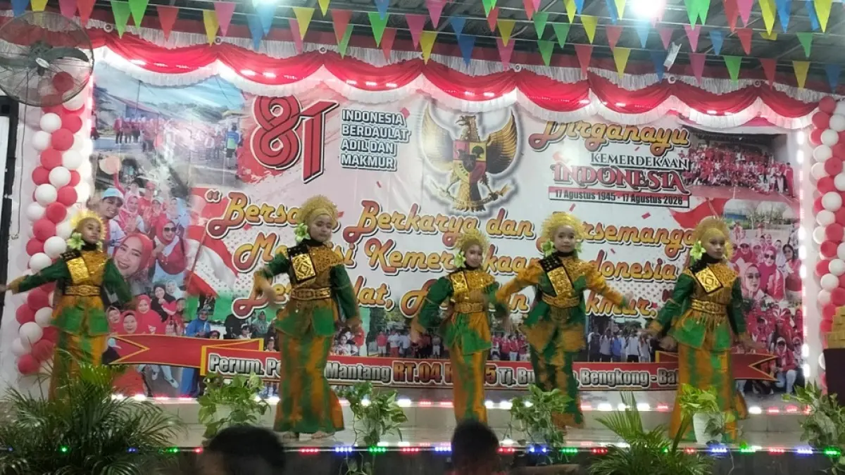 Anak-anak dan remaja tampil membawakan tari Nusantara pada malam puncak HUT ke-81 RI di Perumahan Pesona Mantang, Tanjung Buntung, Bengkong, Batam, Sabtu (29/8). Foto: Mahfut Ashari/Batam Pos