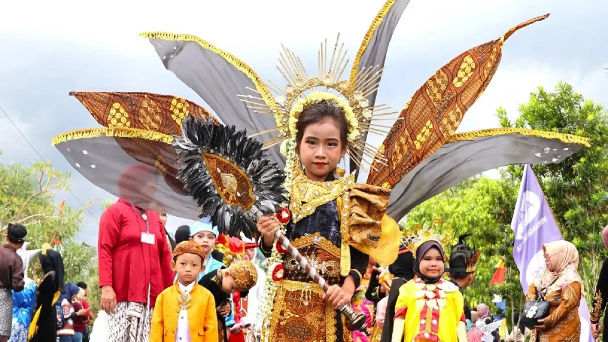 Anak-anak meriahkan Pawai Budaya dan Pasar Rakyat di Gudem Bee Farm, Kampung Pasiran, Desa Sri Bintan, Kecamatan Teluk Sebong, Minggu (30/8/2026). F. Kiriman Zoko untuk Batam Pos