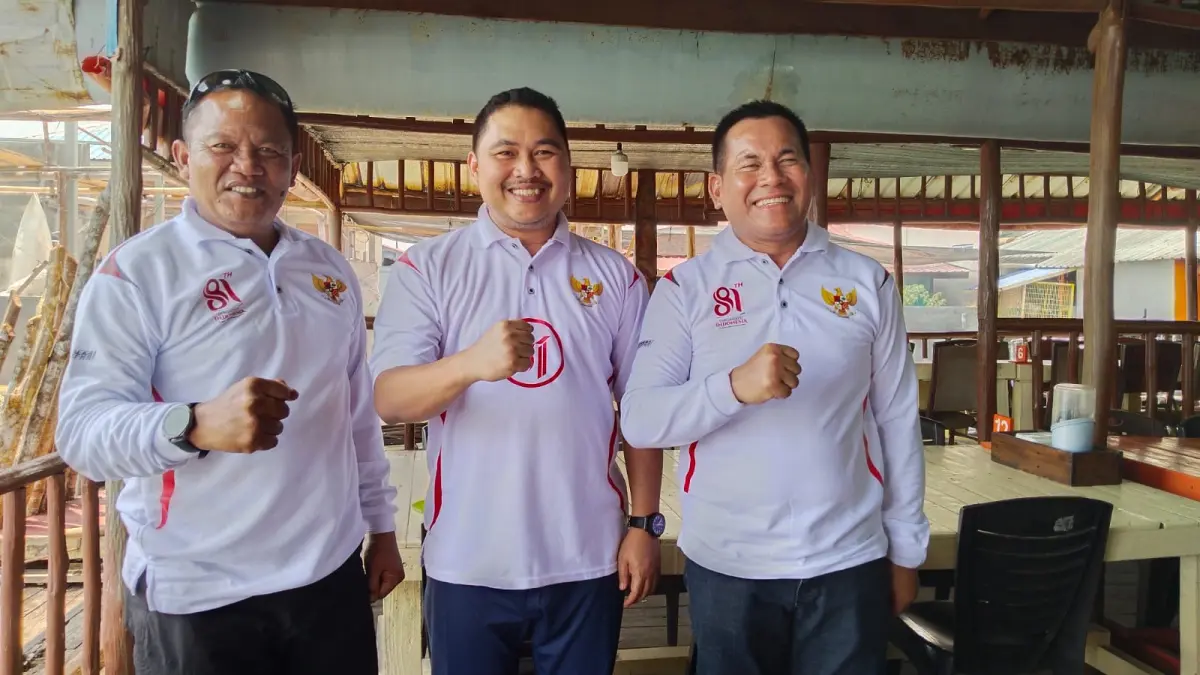 Anggota DPRD Kota Batam Rival Pribadi (tengah) bersama Kapolsek Sekupang Kompol Hippal Tua Sirait dan Danramil Sekupang Kapten Inf HP. Siregar saat menghadiri Pesta Anak Pantai dan Sekupang Sehat di Tanjung Riau, Sekupang, Sabtu (29/8). F.Rengga/Batam Pos
