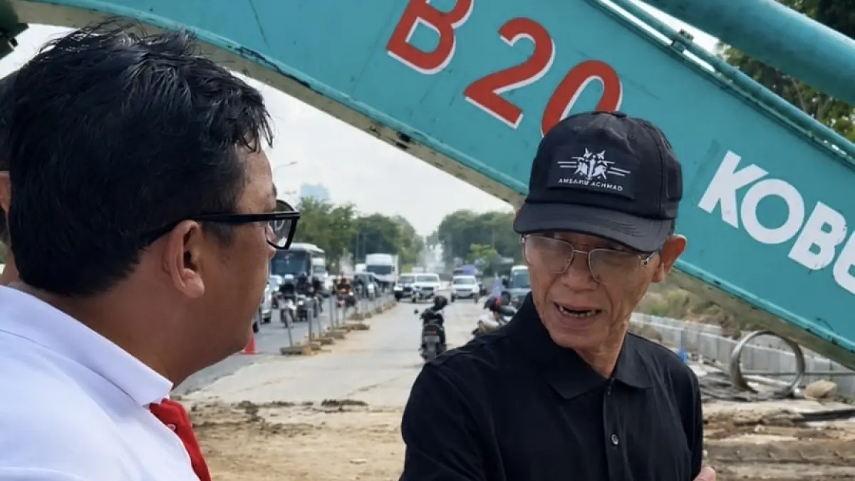 Kepala BP Batam Amsakar Achmad meninjau langsung proses perbaikan jaringan pipa air minum di kawasan Muka Kuning, Batam, Sabtu (29/8)