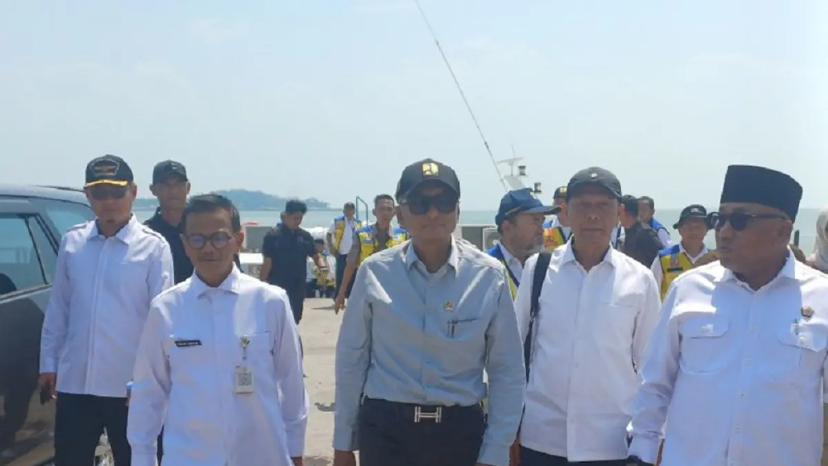 Menteri PU RI, Dody Hanggodo, didampingi Wali Kota Tanjungpinang, Lis Darmansyah dan Wakil Wali Kota, Raja Ariza, meninjau Pulau Penyengat, Kota Tanjungpinang Provinsi Kepri, Sabtu (29/8/2026). ANTARA/Ogen