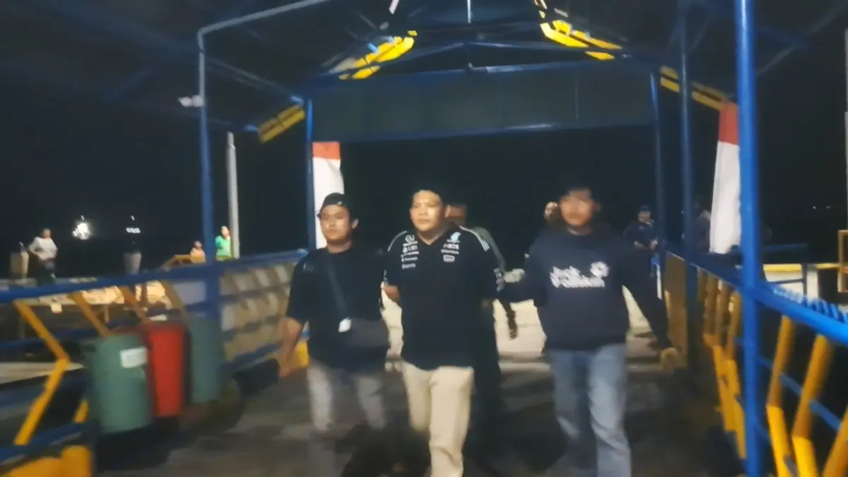 Polisi mengelandang terduga pelaku pencurian besi scrap PT. BAI saat tiba di Pelabuhan Bulang Linggi, Batam, Jumat (28/8/2026) malam. F.Slamet Nofasusanto/Batam Pos.
