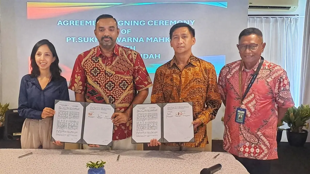 Penandatanganan perjanjian yang dilakukan Presiden PT Sukha Swarna Mahkota, Dr. N. Raaj Selvarajan dan GM PT Taman Indah, Yudistira Paul Reza Sakul yang disaksikan COO) Bintan Resort, Abdul Wahab di Pantai Indah Lagoi Bintan, Jumat (28/8/2026) sore. F.Slamet Nofasusanto/Batam Pos