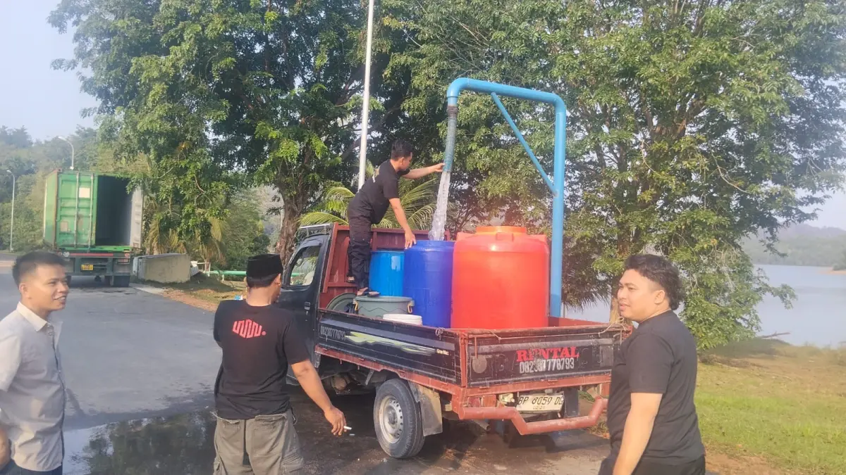Warga Marina, Sekupang berswadaya menyewa kendaraan dan mencari sumber air lain karena air tak kunjung normal. F.istimewa