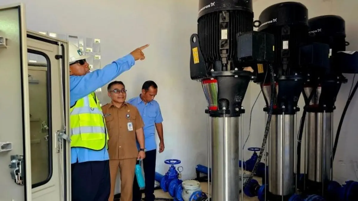 Proses peninjuan mesin pompa air baku di Embung Sebayar pada Senin (1/9/2026) oleh Kepala Bagian (Kabag) Ekonomi Sekretariat Daerah Kabupaten Natuna Agino Riko (tengah) dan Direktur Utama Perumda Air Minum Tirta Nusa Zaharuddin (pertama kiri). ANTARA/Muhamad Nurman