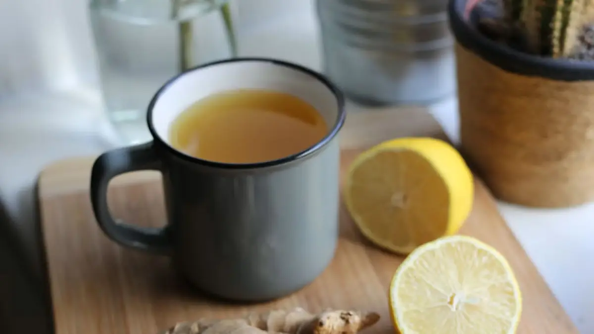 
Air rebusan jahe menjadi salah satu minuman herbal yang banyak dikonsumsi untuk memberikan sensasi hangat.  F. Unsplash