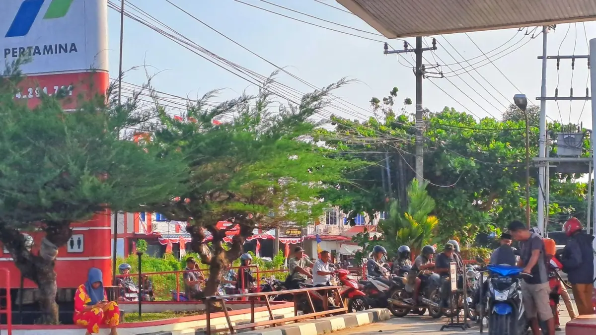 Antrean pengendara motor mulai terlihat di SPBU yang berada di Jalan Raya Tanjungpinang-Tanjunguban Km 16 Toapaya, Selasa (1/9/2026). F.Slamet Nofasusanto/Batam Pos