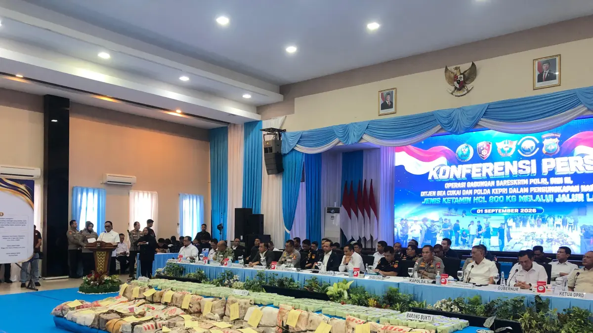Barang bukti 800 kilogram ketamine HCl dari kapal cargo MV Fuchangxing diamankan di Gedung Lancang Kuning Polda Kepri, Selasa (1/9). F.Azis/Batam Pos