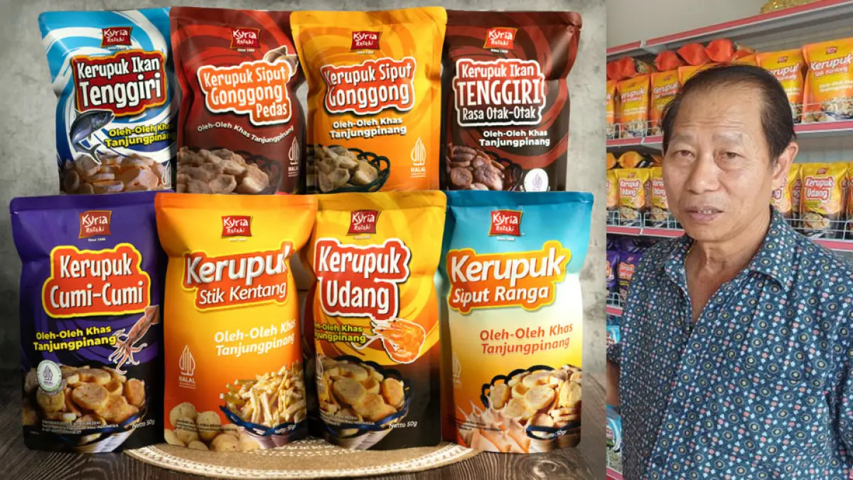 Bonak Chandra dan produk kerupuk Kyria Rezeki yang diproduksi di sentra usaha miliknya di Tanjungpinang dan telah menembus pasar Singapura ANTARA/Ogen&nbsp;