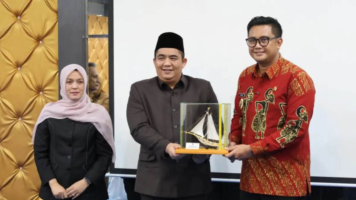 
Bupati Bintan Roby Kurniawan dan Bupati Klaten Hamenang Wajar Ismoyo bertukar cinderamata.