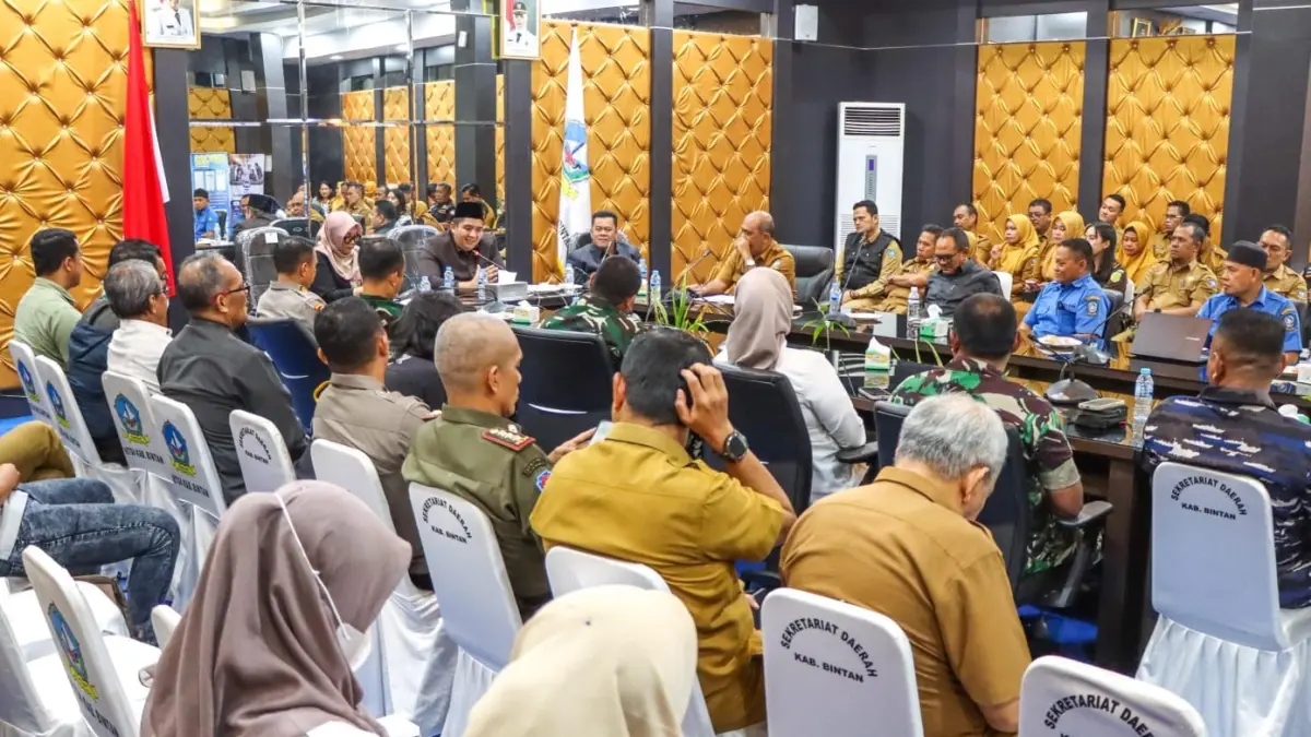 Bupati Bintan, Roby Kurniawan memimpin rapat koordinasi Pencegahan dan Kesiapsiagaan Karhutla dan kekeringan di Ruang Rapat 2 Kantor Bupati Bintan, Senin (31/8/2026). F.Kiriman Zoko untuk Batam Pos.