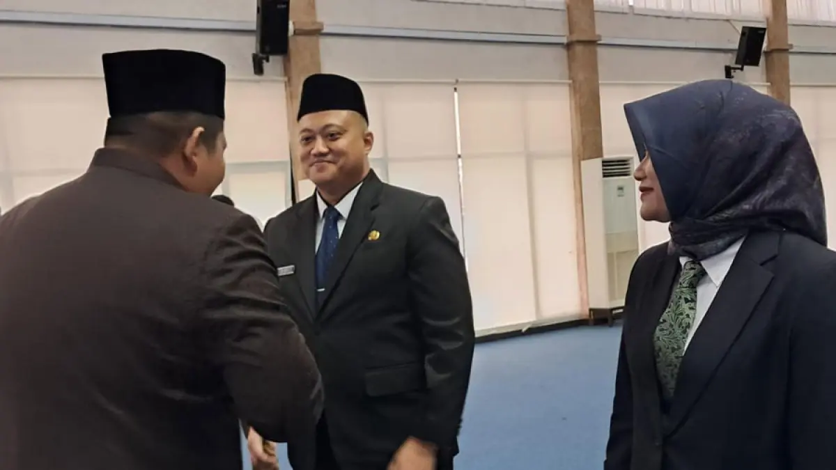 Bupati Bintan, Roby Kurniawan menghampiri Didi Kurniadi yang dilantik menjadi Kepala Bapperida Bintan di aula Kantor Bupati Bintan, Bintan Buyu pada Senin (31/8/2026). F.Slamet Nofasusanto/Batam Pos.