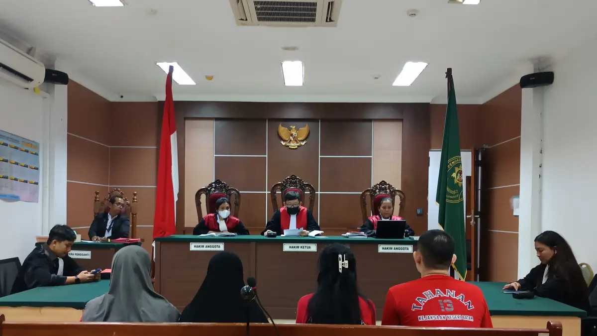 Empat Terdakwa saat menjalani persidangan dalam perkara kematian Dwi Putri Aprilian Dini, Senin (31/8) F. Jamaluddin/Batam Pos