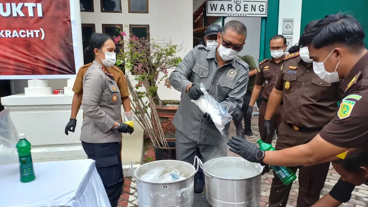 Kejaksaan Negeri Karimun memusnahkan barang bukti narkotika jenis sabu dengan cara direbus. Dan barang bukti lainnya dibakar.