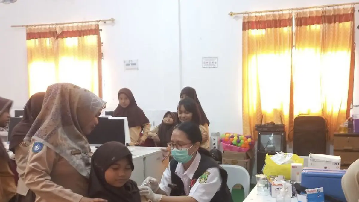  Pelajar diberi imunisasi oleh tenaga medis Dinkes Batam dalam rangka BIAS di Batam, Kepri. F-Dinkes Batam
