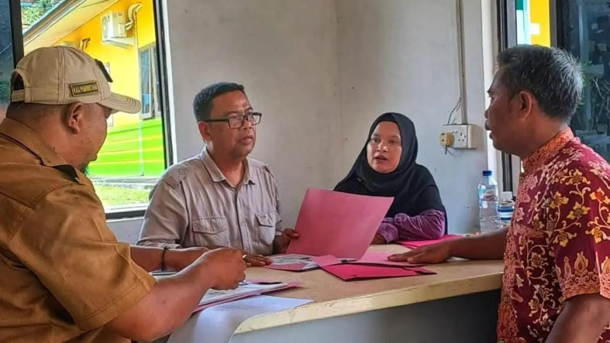 Salah satu pelamar calon kepala desa saat mengambil formulir pendaftaran calon kepala desa di Desa Teluk Sasah, Kecamatan Seri Kuala Lobam, Selasa (1/9/2026) siang. F.Slamet Nofasusanto/Batam Pos.