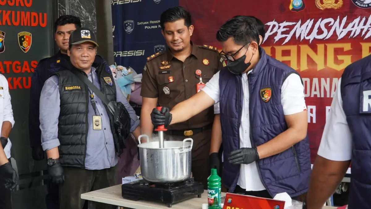 Satresnarkoba Polres Karimun memusnahkan barang bukti sabu dengan cara direbus menggunakan air panas yang dicampur cairan pembersih lantai.