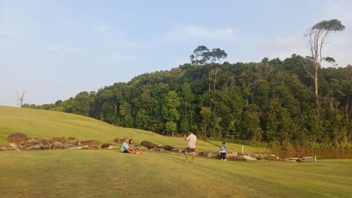 Sejumlah wisatawan menikmati pemandangan alam dan bebukitan hijau di kawasan wisata Lagoi, Kabupaten Bintan, Kepri, Jumat (28/8/2026). ANTARA/Ogen
