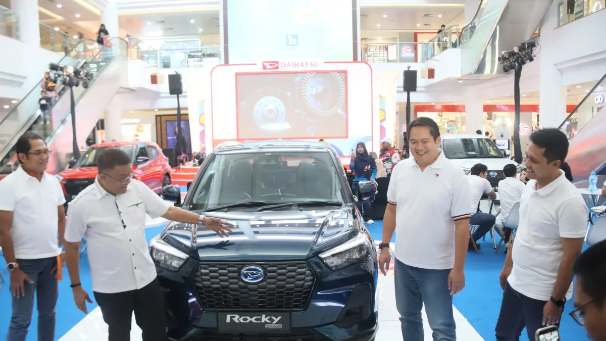Kepala Dinas Pariwisata Kota Batam Ardiwinata bersama Head Domestic Marketing & Corporate Communication Division PT Astra Daihatsu Motor Budi Mahendra, Headline Marketing Planning & Sales Operational Support DepartmentPT Astra International TBK - Daihatsu  Sales OperationAl Aries Nugroho, Kepala Cabang Daihatsu  Batam Purnama Yuni,  Direktur Sisi Plus by Katadata Andhika membuka acara Daihatsu Kumpul Sahabat Batam di Mega mall Batam Center, Rabu (2/9). F Cecep Mulyana/Batam Pos 