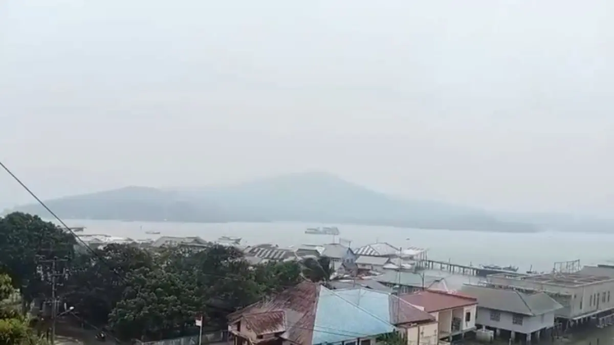 Kabut asap kiriman dari Kalimantan menyelimuti Tambelan, Bintan. F.Kiriman Asmawi untuk Batam Pos.