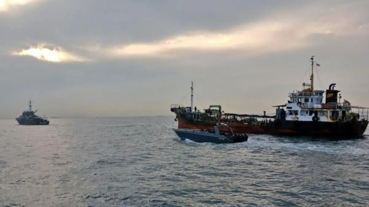Kru KRI Pulau Rangsang-727 mengamankan dan mengawal MT ASHLEY di Perairan Lagoi, Bintan, Kepulauan Riau, Senin (24/8/2026).  F. TNI AL